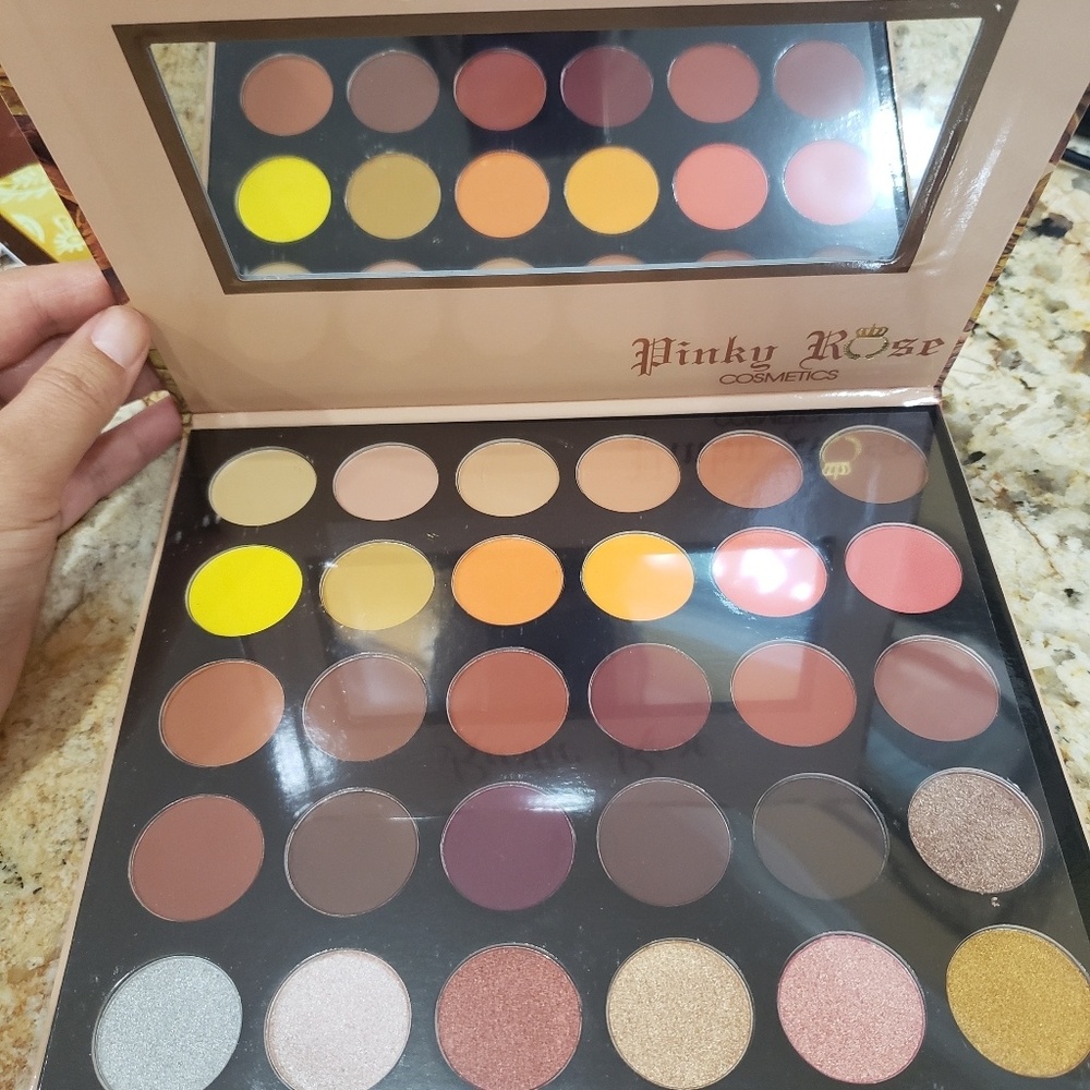 Brand New Pinky Rose Eye shadow pallet